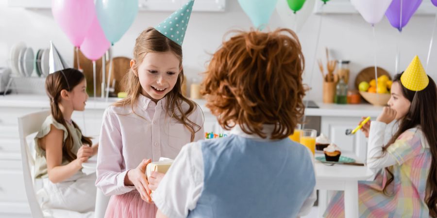 Beschenktes Mädchen bei Kindergeburtstag