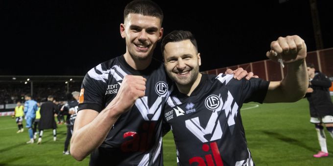 Die beiden Ex-Basler Albian Hajdari und Renato Steffen jubeln nach dem Sieg über den FCB. FC Lugano FC Basel