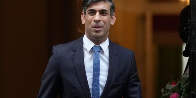 Der britische Premierminister Rishi Sunak hat mit seinen Turnschuhen eine Diskussion ausgelöst. (Archivbild) Der britische Premierminister Rishi Sunak hat mit seinen Turnschuhen eine Diskussion ausgelöst.