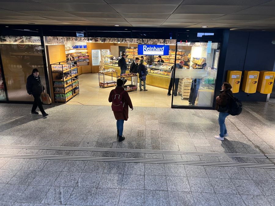 Bargeld ist immer weniger beliebt. So auch bei der Bäckerei Reinhard am Bahnhof Bern.