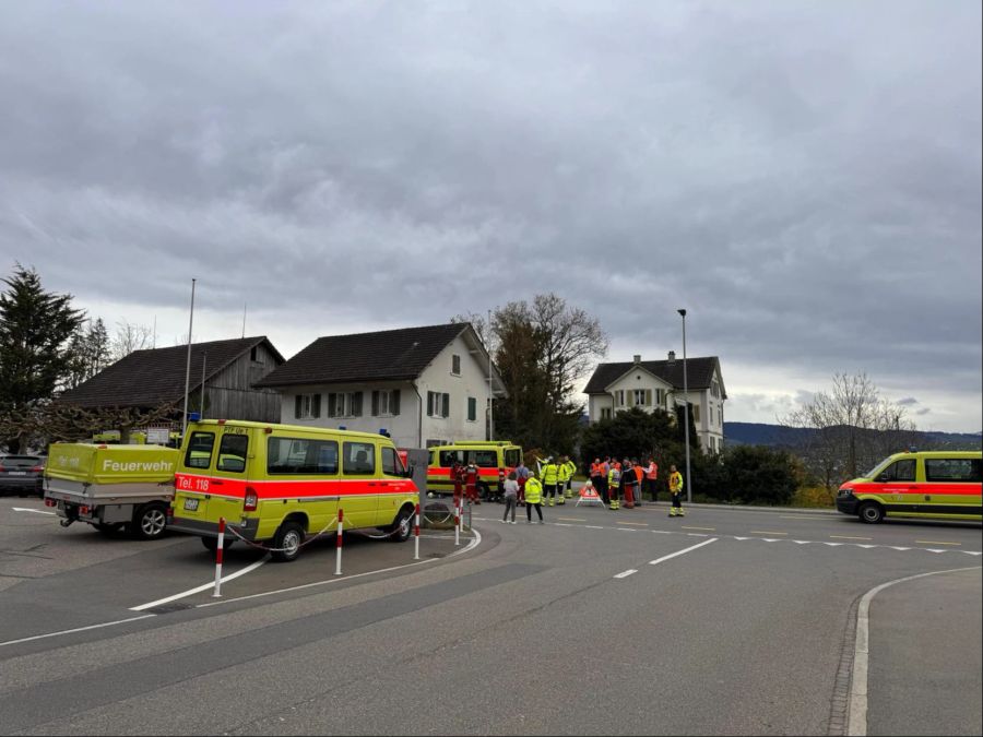 Zum Zeitpunkt des Brandes befindet sich eine Person im Haus. Sie kann das Gebäude verlassen, bevor die Rettungskräfte eintreffen.