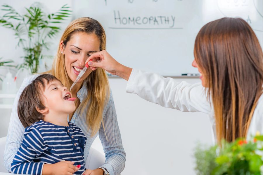 Homöopathie, Kind auf Schoss der Mutter