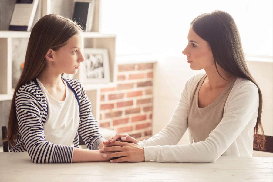 Mutter und Tochter im Gespräch