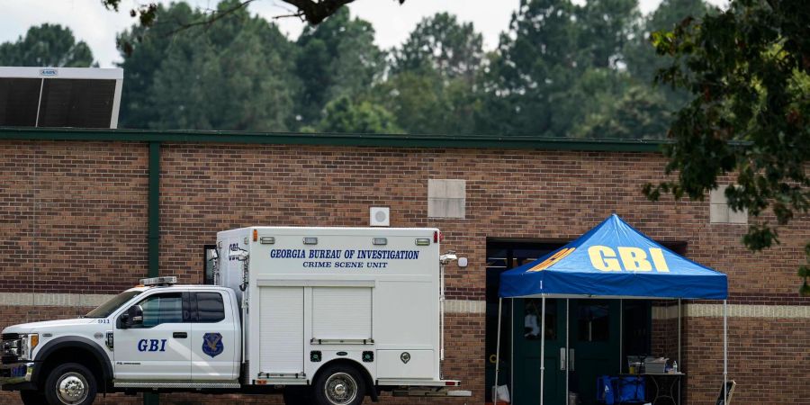 Nach den Schüssen an einer Schule im Bundesstaat Georgia hat die Polizei den Vater des Täters festgenommen.