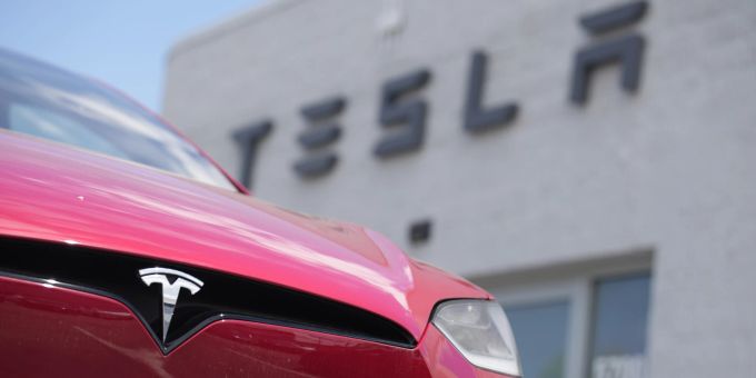 Unterm Strich stieg der Tesla-Gewinn im Jahresvergleich um 17 Prozent auf rund 2,17 Milliarden Dollar. (Symbolbild) (AP Photo/David Zalubowski, File) Tesla Robotaxi