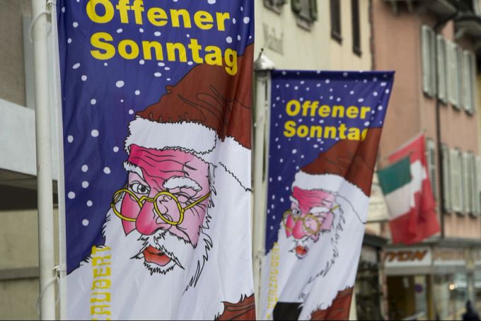Zwei Fahnen mit dem Slogan «Offener Sonntag» und dem Bild des Samichlaus weisen am Freitag, 28. November 2014, in Küssnacht SZ auf den Sonntagsverkauf hin. Sonntagsverkauf Samichlaus Weihnacht