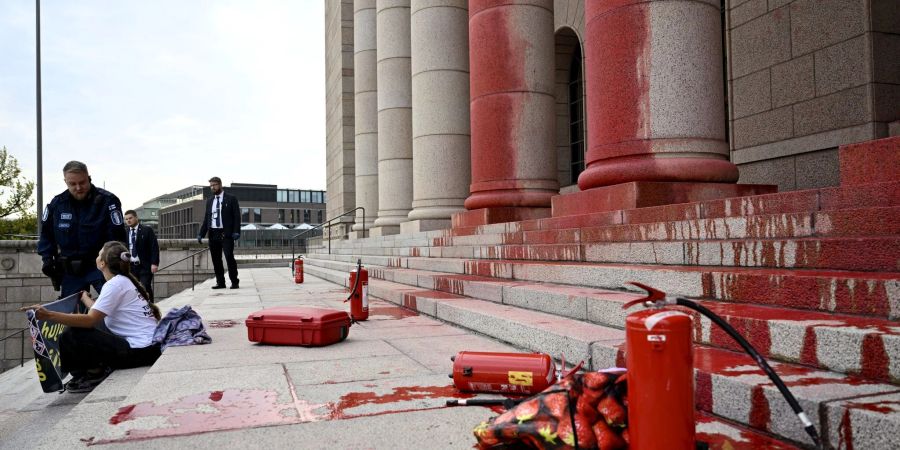 Mit Feuerlöschern hatten die Aktivisten die Farbe auf das Gebäude gesprüht.