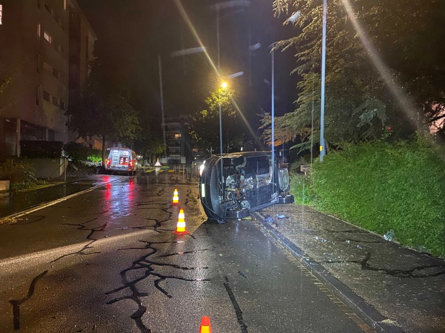 Das Auto überschlug sich.