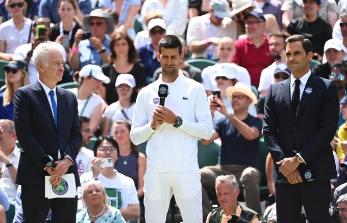 Drei ganz Grosse des Tennis-Sports auf einem Bild: John Enroe, Novak Djokovic und Roger Federer im Jahr 2022 in Wimbledon. John McEnroe Djokovic