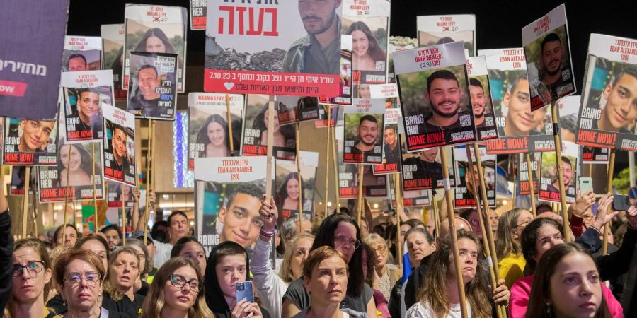 Demonstranten fordern Freilassung von Geiseln der Hamas. (Archivbild)