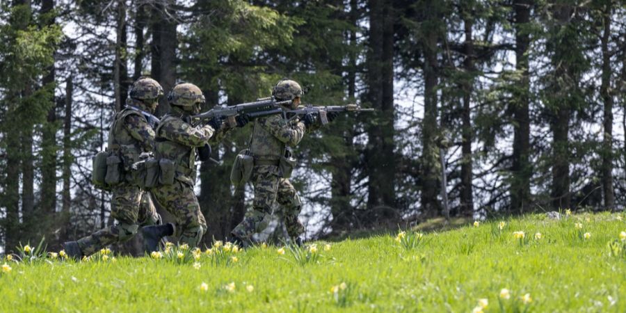 Soldaten der Schweizer Armee bei einer Übung