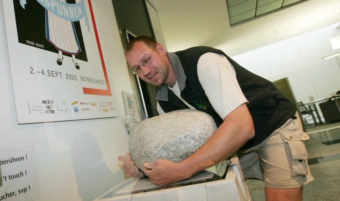 Peter Michel vom Turnverein Interlaken hebt am Montag, 22. August 2005, die 83,5 Kilogramm schwere Kopie des Unspunnensteins. Unspunnen