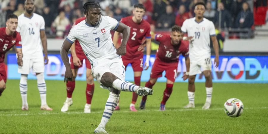 Breel Embolo verschiesst in Serbien einen Penalty.