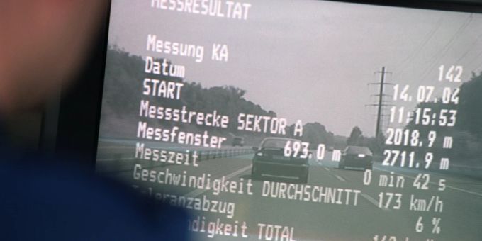 Eine junge Frau wurde in Glarus mehrfach wegen überhöhter Geschwindigkeit angeklagt. Die Beweise liefert sie selbst mit Handy-Videos. (Symbolbild) Raserei