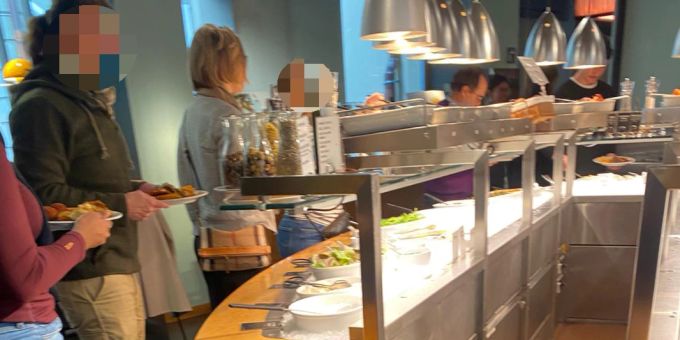 Am Buffet des Vegi-Restaurants Tibits in Bern haben sich kuriose Szenen abgespielt. Tibits