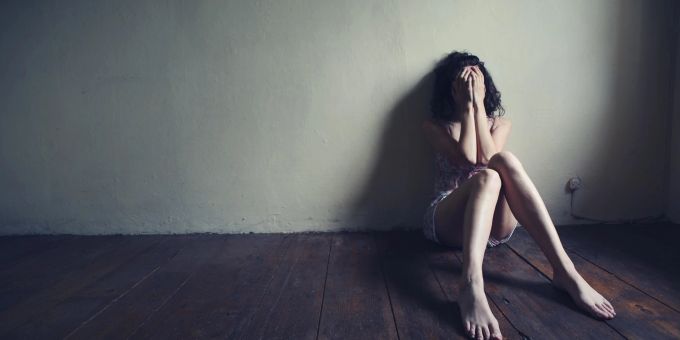 «Loverboys» sind Männer, die Mädchen oder Frauen, die in sie verliebt sind, manipulieren, abhängig machen und ausbeuten. (Symbolbild) depressives mädchen