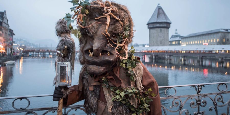 Die Fasnacht im Februar ist ein Anziehungspunkt, aber die meisten Touristen reisen im Sommer nach Luzern. (Archivbild)