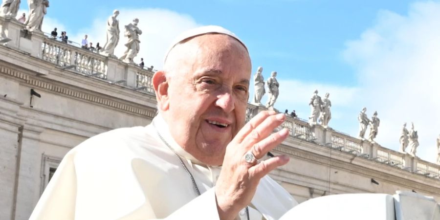 Papst auf Petersplatz