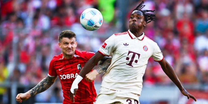 Mathys Tel (re.) im Einsatz für Bayern München. Mathys Tel Bayern München