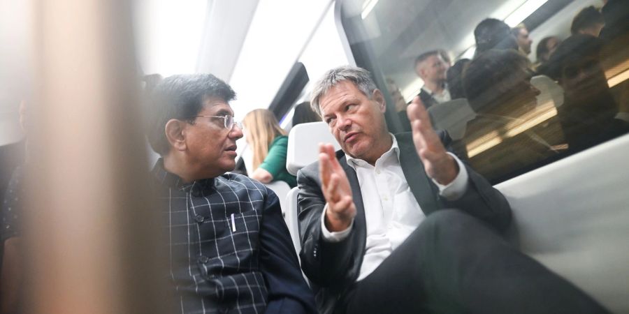 Piyush Goyal, Indiens Minister für Handel und Industrie, und Wirtschaftsminister Robert Habeck nehmen die U-Bahn.