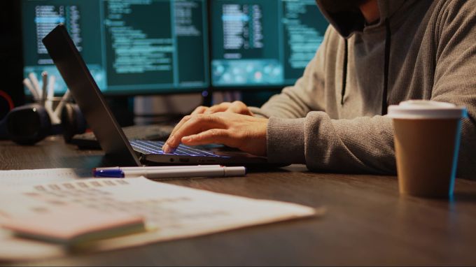 Viele Internetbetrügereien finden beim Shopping im Internet statt. Shopping