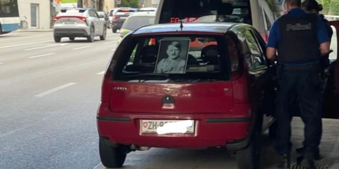 «Nehmt das Auto weg!» - Zürcher fährt mit Hitler-Foto durch die Stadt