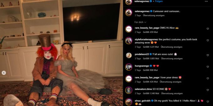 Halloween-Kostüme: Selena Gomez ist als Alice verkleidet, ihr Freund Benny als verrückter Hutmacher. selena gomez