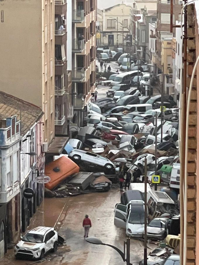 In den Strassen Valencias türmen sich nach dem Unwetter die Autos. Strasse Valencia Autos Unwetter