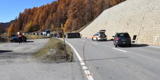 Beim Überholen - Fahrzeug prallt in Auto und Stützmauer