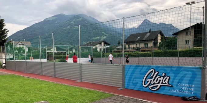 Die Streetsoccer-Arena in vollem Einsatz auf dem Sportplatz in Oberurnen – ein beliebter Treffpunkt für junge Fussballbegeisterte. Streetsoccer-Arena