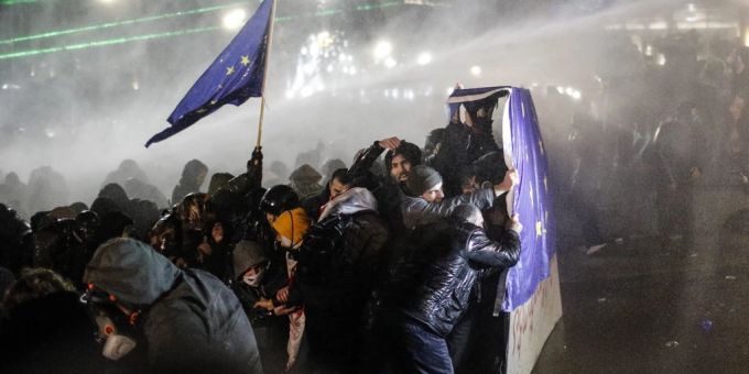 Neuwahlen gefordert - Georgien-Proteste halten an