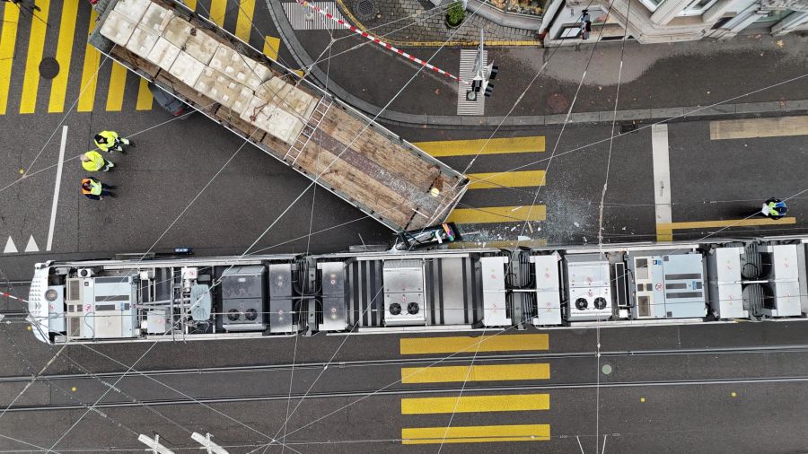 Dabei wurde eine Person leicht verletzt. Der Tramverkehr ist in beide Richtungen unterbrochen.