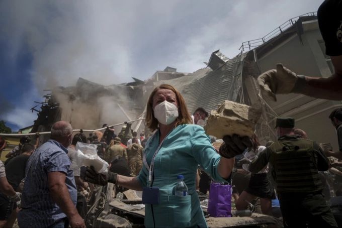 Durch den Krieg wurde viel in der Ukraine zerstört. Helfer versuchen, die Ukrainer zu unterstützen. Ukraine ist im Krieg