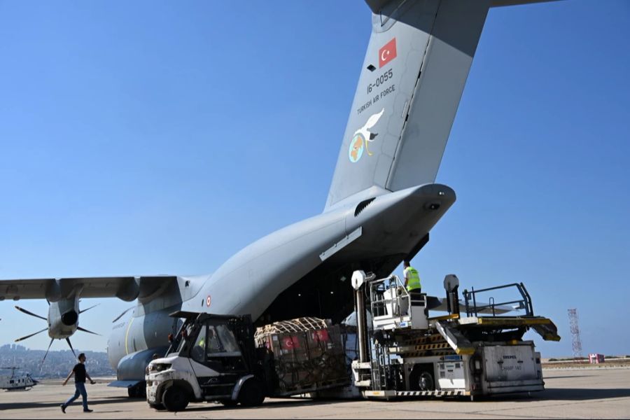 Am Samstag wurde dann Kontakt zum Tower aufgenommen, ein Flugzeug aus dem Iran müsse abgewiesen werden.