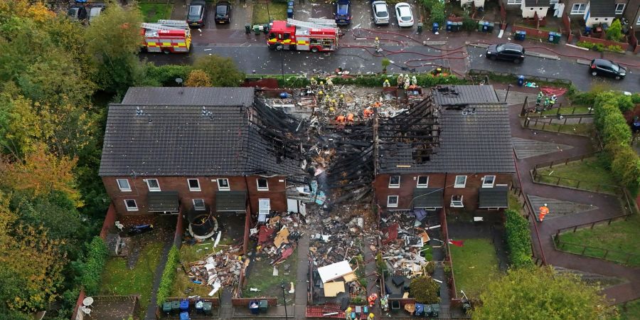 Massive Zerstörungen in der Häuserzeile nach der Explosion und einem folgenden Feuer.