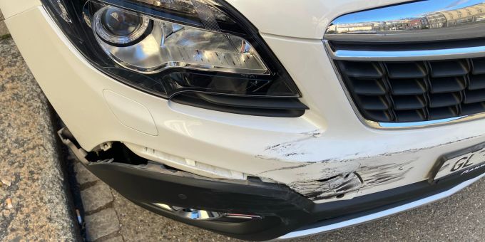 Glarus GL - Kollision zwischen Lieferwagen und Auto