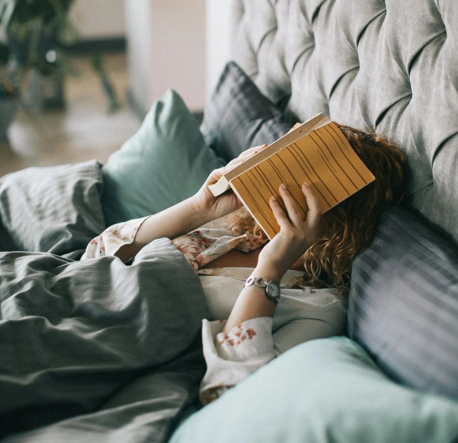 müde frau mit buch