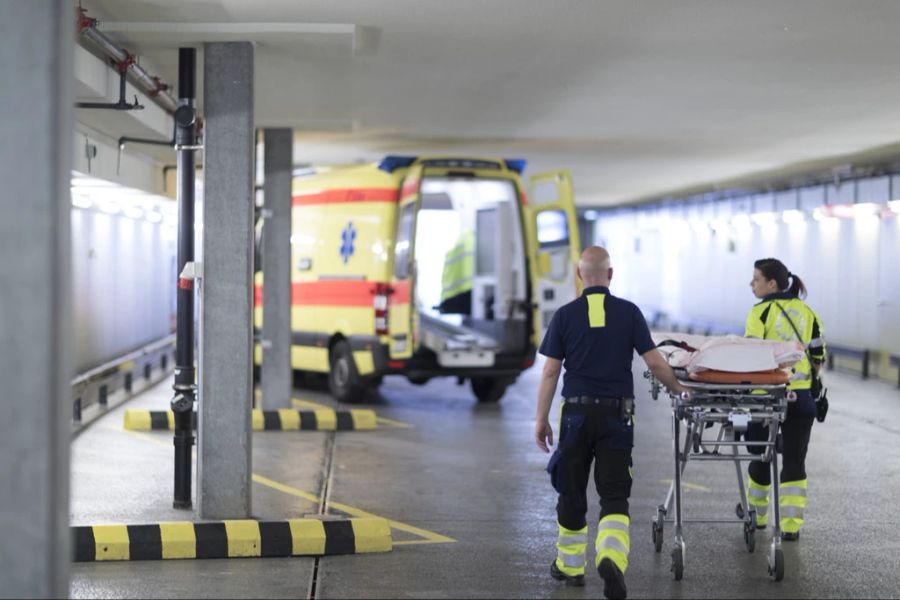 Notfallstationen kommen oft an ihre Grenzen. Hier die Sanitätspolizei beim Inselspital Bern.