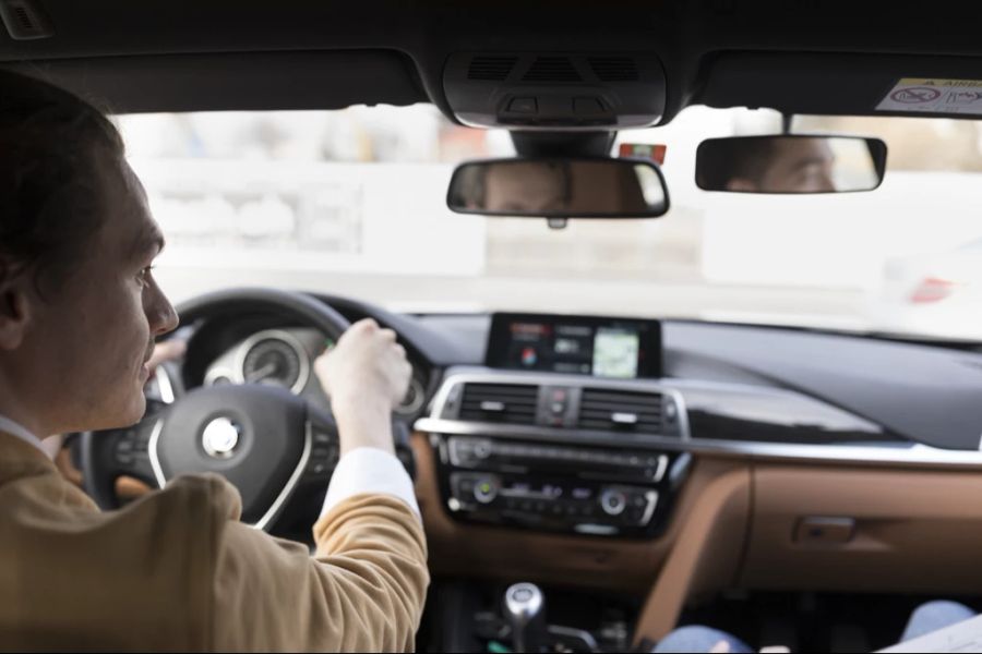 Lernfahrer im Auto.