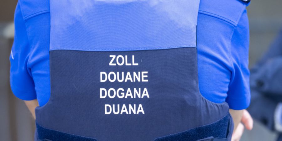 Mitarbeiter des Bundesamts für Zoll und Grenzsicherheit haben in Mumpf AG einen 40-jährigen und zur Verhaftung ausgeschriebenen Deutschen aus dem Verkehr gezogen. Im Auto fanden sie z...