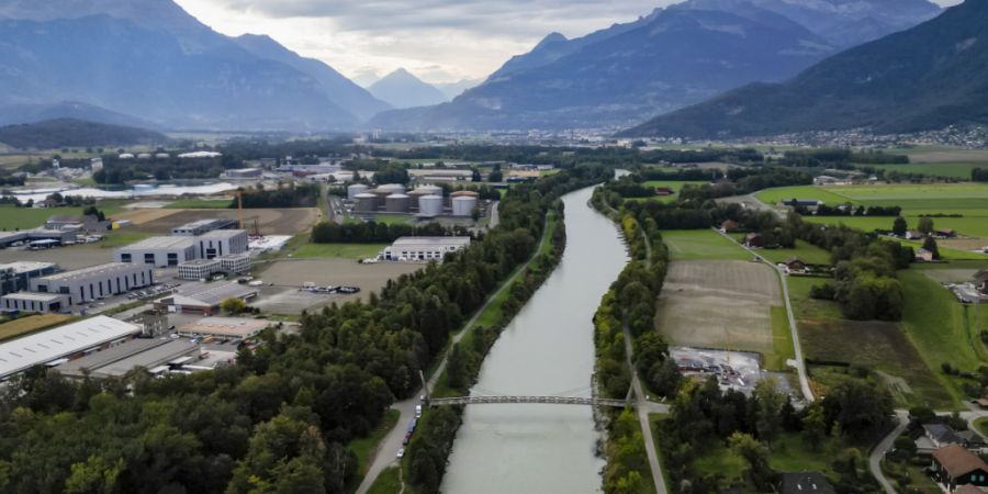 Die Rhone auf Höhe der Brücke zwischen Aigle und Illarsaz. Der Fluss soll zum Hochwasserschutz mehr Platz erhalten.