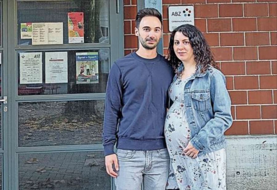 Ilias Fotopoulos und seine Frau Saadiyya vor dem Elch in Altstetten.