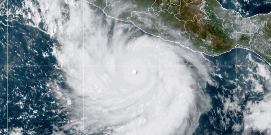 HANDOUT - Dieses von der NOAA via AP zur Verfügung gestellte Satellitenfoto zeigt den Hurrikan Polo, der sich im Pazifik vor der Küste Mexikos verstärkt. Foto: Uncredited/NOAA/AP/dpa...
