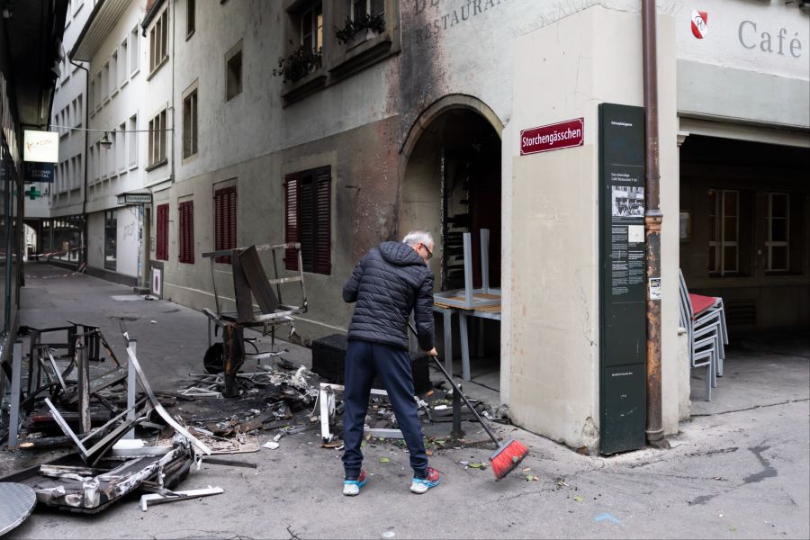 Vor dem Restaurant «Della Casa» in Bern wurde letztes Jahr an der Gaza-Demo ein Feuer gelegt.