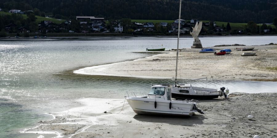 Ohne Niederschläge sinkt der Wasserstand durch Verdunstung durchschnittlich um rund 1,5 Zentimeter pro Tag.