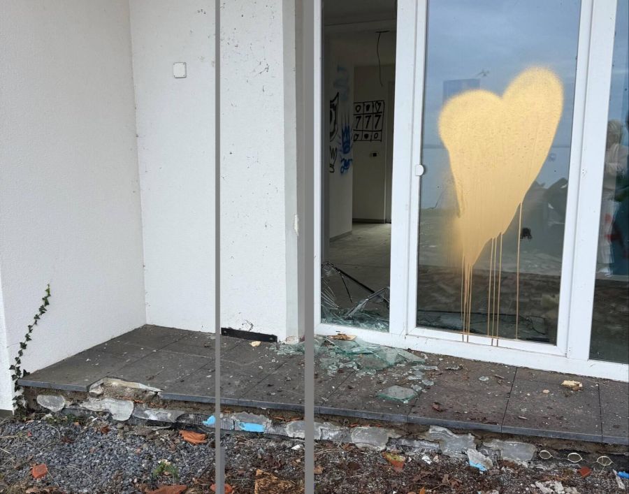 Unversehrte Granitplatten und Natursteine, die vorsichtig abgetragen werden, können auf anderen Baustellen weiterverwendet werden.
