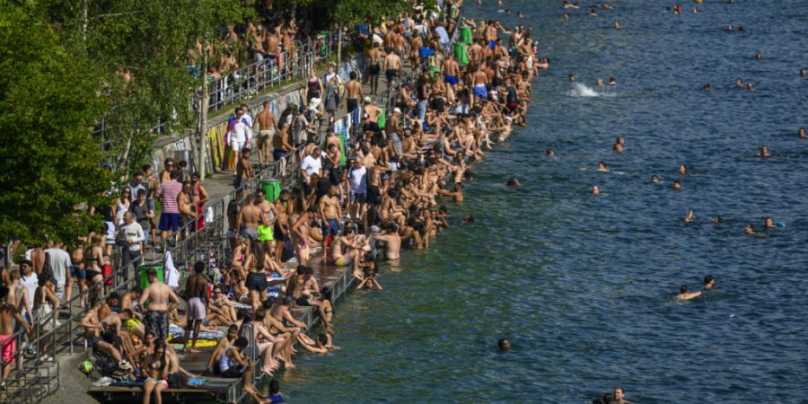Glücklich konnte sich schätzen, wer in der Badi noch einen Platz ergatterte. Der Sommer 2026 brach alle Besucherrekorde. (Archivbild)