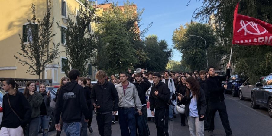 Aus Protest gegen die Zustände an den Schulen gehen Schüler in Rom auf die Straße. Foto: Christoph Sator/dpa