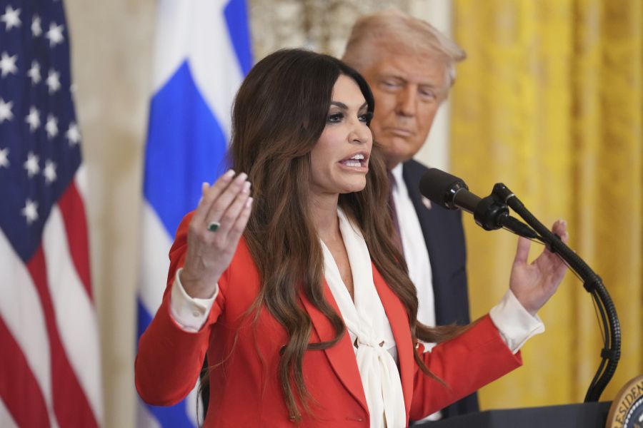 Kimberly Guilfoyle mit US-Präsident Donald Trump. Die frühere Fox-News-Moderatorin wurde 2024, kurz nach der Trennung von Donald Trump Jr., zur US-Botschafterin in Athen ernannt.