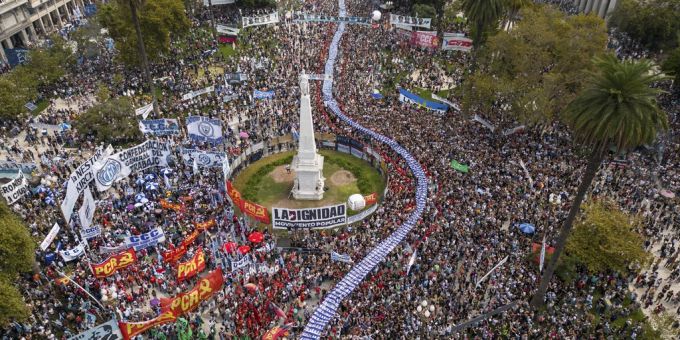 Demonstranten während eines Marsches zum Gedenken an den 48. Jahrestag des Putsches auf dem Platz Playa de Mayo in Buenos Aires, Argentinien. Argentinien